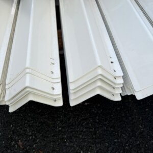 Restpartijen stalen lateien Type 3 met afdruiprand en rugzetting - Wit - 90x90x3 Lengte 1770 mm