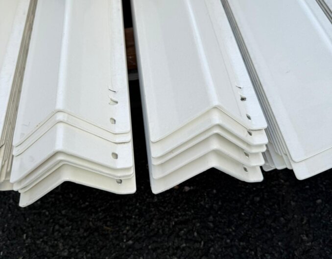 Restpartijen stalen lateien Type 3 met afdruiprand en rugzetting - Wit - 90x90x3 Lengte 1770 mm