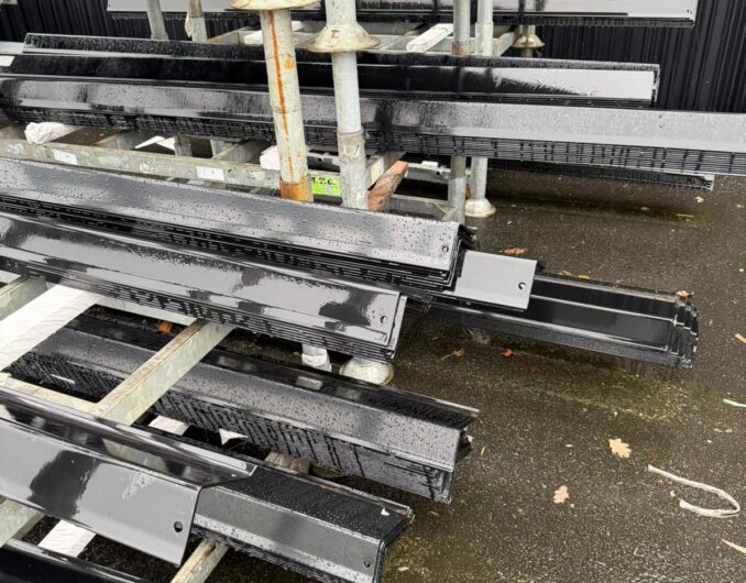 Restpartij stalen lateien, thermisch verzinkt + 2 laags poedercoating RAL 9005 (zwart) - diverse typen en lengten