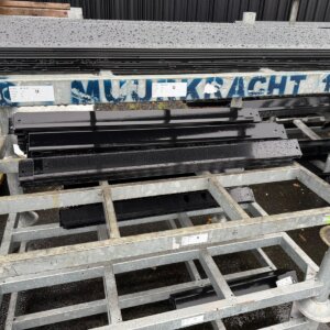 Restpartij stalen lateien, thermisch verzinkt + 2 laags poedercoating RAL 9005 (zwart) - diverse typen en lengten