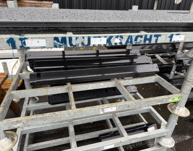 Restpartij stalen lateien, thermisch verzinkt + 2 laags poedercoating RAL 9005 (zwart) - diverse typen en lengten